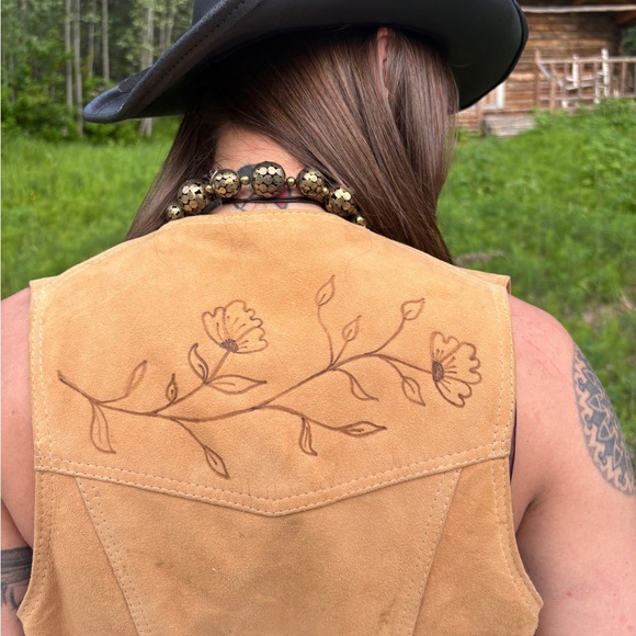 Tan Suede Vest with burn etched flower Details Sz XS - Picture 5 of 7